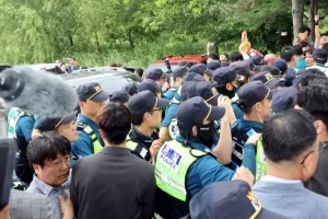 [포토] ‘주민들에 막힌’ 김관영 전북도지사 차량