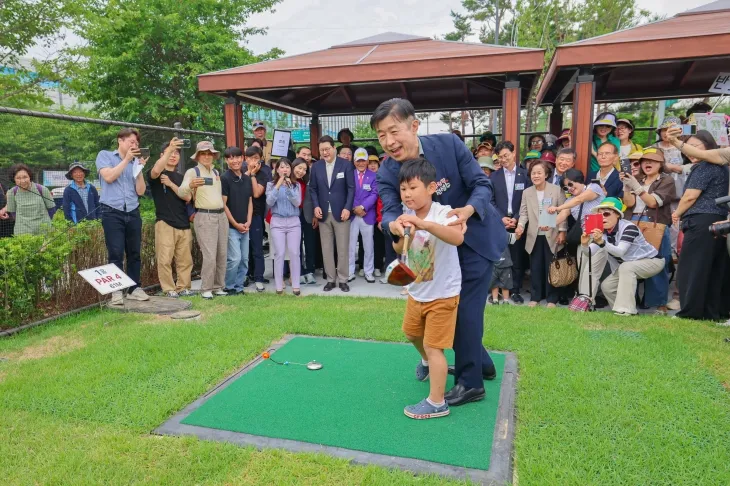 전성수 서울 서초구청장이 청계산 수변공원 파크골프장에서 한 어린이와 함께 파크골프를 즐기고 있다. 서초구 제공