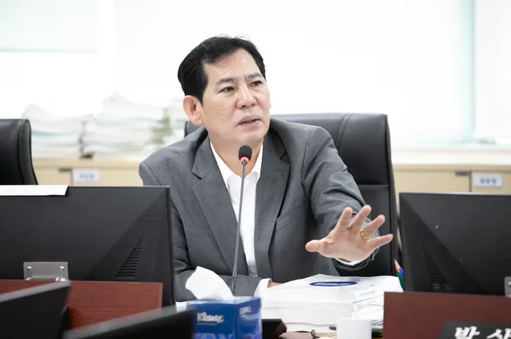 이영봉 의원. 6월 24일, 제384회 정례회 예산결산특별위원회의 경기도 철도물류항만국 결산심사. 의정부 장암역 역사 신축 문제 집중 질의, 경기도의 책임 있는 대안 제시 강력 촉구. (사진=경기도의회)