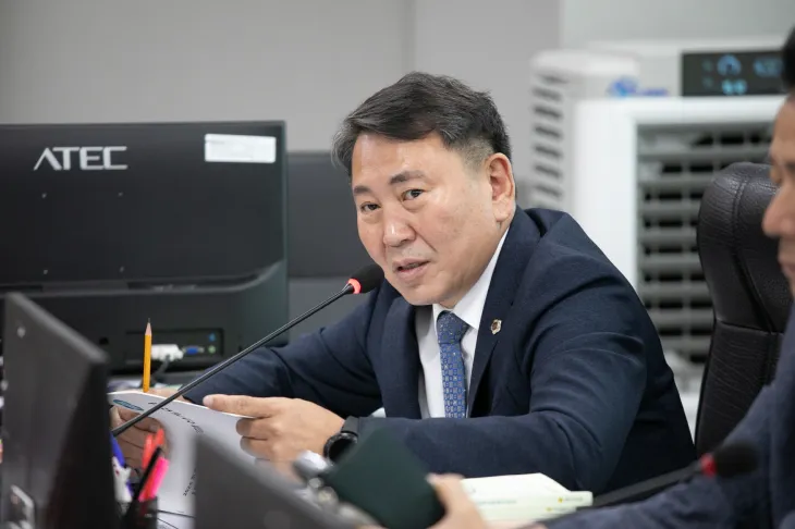 명재성 의원. 6월 23일, 2024년도 경제실 결산심사. 지식산업센터 높은 공실률, 입주기업의 제도 접근 어려움 지적, 도 차원 부서 간 통합 설명회 개최 시급 강조. (사진=경기도의회)