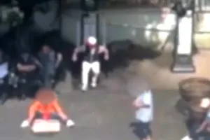 서귀포올레시장서 뻘건 대낮에… 윷놀이 도박판 벌이고 흉기 휘두른 일당 검거