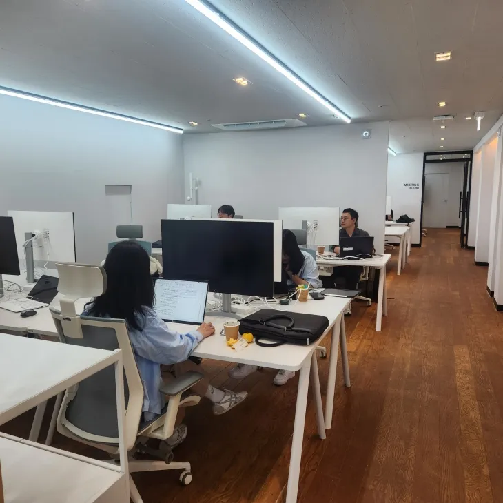 한국동서발전이 지난 23일부터 2주간 90여명의 직원을 대상으로 제주시 원도심에 위치한 공공형 워케이션 오피스에서 근무와 체험 프로그램에 참여한다. 제주도 제공