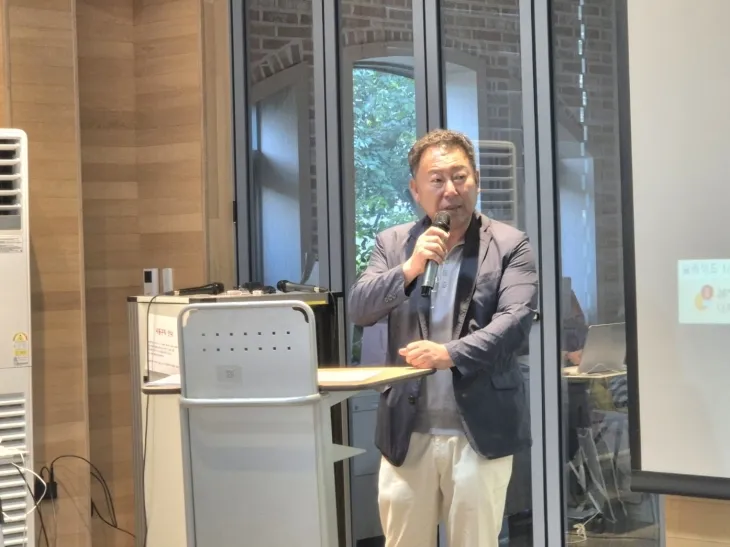 김동훈 이반촌농원㈜ 대표이사가 인사말을 통해 “올해 임상실험을 철저히 준비해 건강기능 식품 소재로 발돋음 할 수 있도록 하겠다”고 포부를 밝히고 있다.