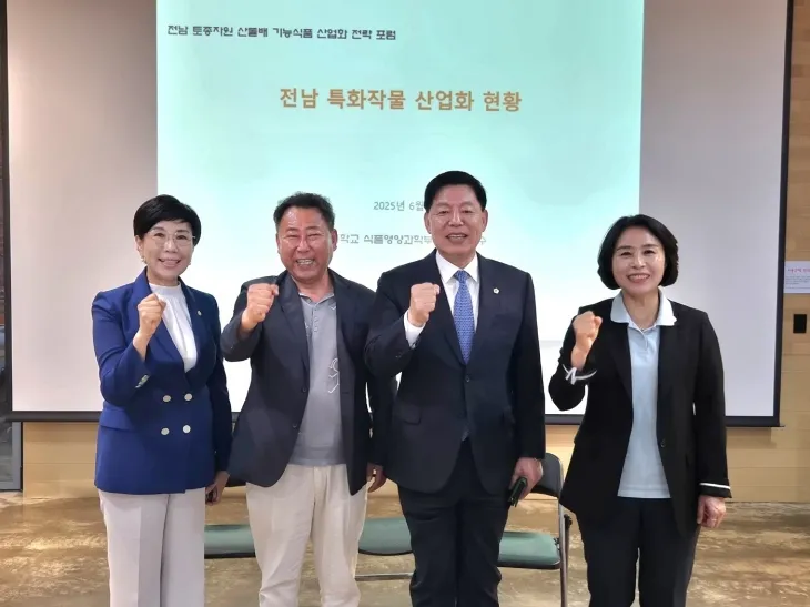 왼쪽부터  한춘옥 전남도의원, 김동훈 이반촌농원㈜ 대표, 김정희 전남도의회 교육위원장, 이복남 순천시의원.
