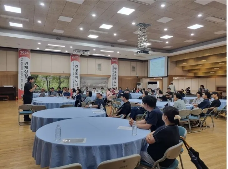 인사말 겸 자연경관지구 완화와 서울시교육청 공유재산 부지 매각 가능 여부를 보고하는 문성호 서울시의원