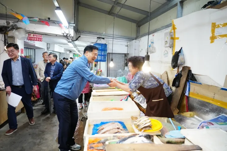 이승로 서울 성북구청장이 밤나무골시장에서 지역 상인과 만나 대화를 나누고 있다. 성북구 제공