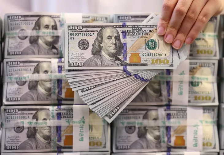 5일 서울 중구 하나은행 위변조센터에서 직원이 미 달러를 정리하는 모습. 2025.6.5. 연합뉴스