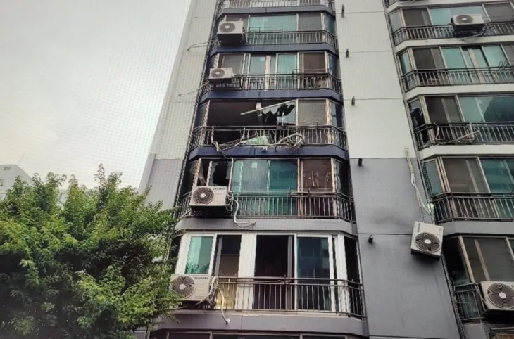 지난 25일 오후 7시 8분쯤 익산시 부송동의 한 아파트 4층에서 에어컨 실외기가 폭발했다. 사고 현장 모습. 전북도소방본부 제공