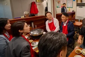 넥타이 대신 ‘앞치마’…이 대통령, 첫 시정연설 뒤 먹은 음식은? [포착]