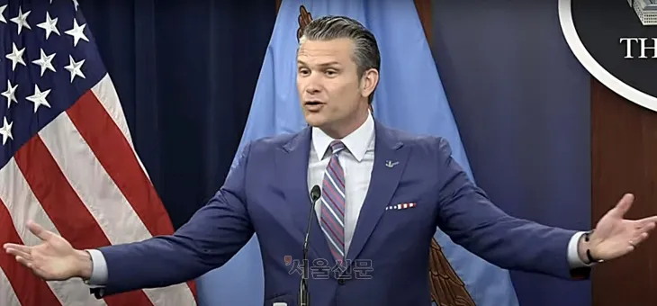 피트 헤그세스 미 국방 장관과 댄 케인 합참의장이 26일 오전(현지시간) 워싱턴 펜타곤에서 미 공군의 공습으로 이란 핵 시설이 완전히 파괴됐다는 증거를 제시하는 기자회견을 하고 있다. 2025.6.26 미 국방부 유튜브 캡처