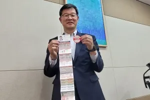 ‘55㎝ 아코디언 명함’에 깨알 정보… “정책 알려야 국민의 삶도 펴지죠”[공직人스타]