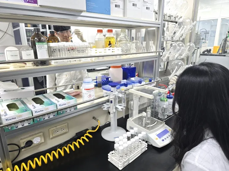 애경케미칼 연구원 실험 모습. 애경케미칼 제공