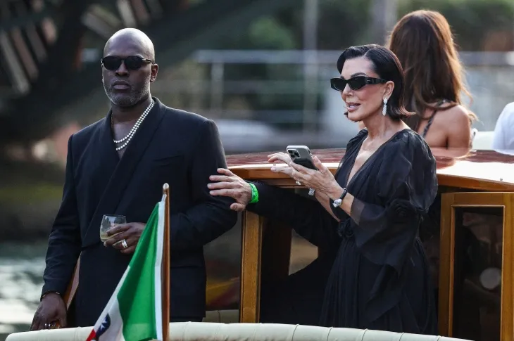 톱모델 켄달 제너·카일리 제너 자매의 모친인 사업가 크리스 제너(오른쪽)가 25세 연하 연인 코리 갬블(왼쪽)과 함께 26일(현지시간) 이탈리아 베네치아에서 시작된 아마존 창업자 제프 베이조스와 로렌 산체스의 결혼식 전야 리셉션에 참석하고 있다. 2025.6.26 로이터 연합뉴스