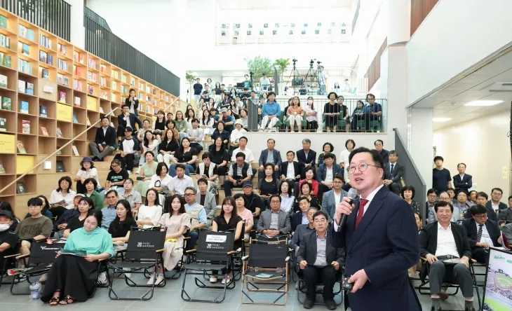 이장우 대전시장이 27일 동대전도서관에서 취임 3년을 맞아 가진 시민과의 대화에서 추진 성과와 계획에 대해 설명하고 있다. 대전시 제공