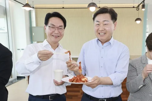 27일 전북 고창군 공음면에서 열린  ‘발효·식품산업육성지원센터’ 준공식에 참석한 김관영 전북특별자치도지사(오른쪽)와 심덕섭 고창군수가 김치 시식을 하고 있다. 전북도 제공