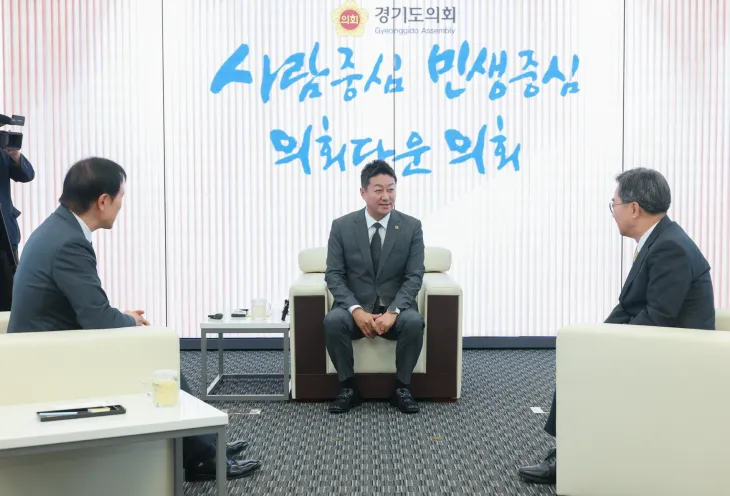 김진경 의장(가운데)이 27일 도의회 예담채에서 김동연 지사(오른쪽), 임태희 교육감(왼쪽)과 정담회를 갖고 청소원 휴게실 환경개선 방안을 논의하고 있다. (사진=경기도의회)