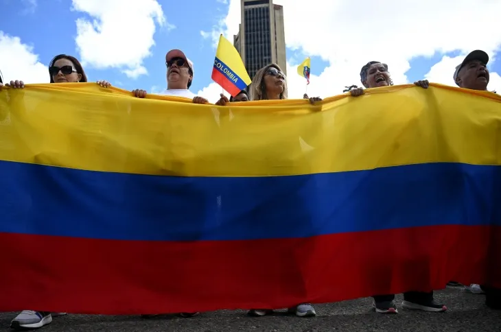 15일(현지시간) 콜롬비아 수도 보고타에서 시민들이 나라의 평화와 미겔 우리베 투르바이 상원의원의 건강을 기원하는 ‘침묵의 행진’을 하고 있다. 앞서 지난 7일 우리베 의원은 보고타 서부 공원에서 연설 도중 머리에 두 발, 다리에 한 발의 총상을 입었다. 사진은 기사 내용과 무관함. 2025.6.15 AFP 연합뉴스