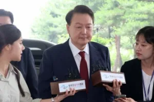 [포토] ‘현관으로’…윤석열 전 대통령, 말없이 고검청사 입장