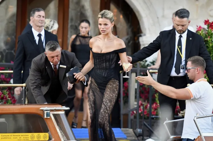 아마존 창업자 제프 베이조스와 그의 아내 로런 산체스 베이조스의 결혼식이 26일(현지시간)부터 사흘간 이탈리아 베네치아에서 열린 가운데 하객으로 참석한 미국 모델 브룩스 네이더가 28일 호텔을 나서고 있다. 2025.6.28 베네치아 AP 연합뉴스