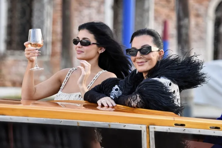 아마존 창업자 제프 베이조스와 그의 아내 로런 산체스 베이조스의 결혼식이 26일(현지시간)부터 사흘간 이탈리아 베네치아에서 열린 가운데 하객으로 참석한 미국의 사업가 겸 모델 카일리 제너와 켄달 제너가 28일 호텔을 나서고 있다. 2025.6.28 베네치아 AP 연합뉴스