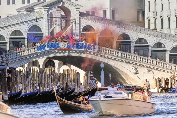 아마존 창업자 제프 베이조스와 그의 아내 로런 산체스 베이조스의 결혼식이 26일(현지시간)부터 사흘간 이탈리아 베네치아에서 열린 가운데, 28일 베네치아 리알토 다리에서 호화 결혼식 규탄 시위가 벌어지고 있다. 2025.6.28 베네치아 AP 연합뉴스