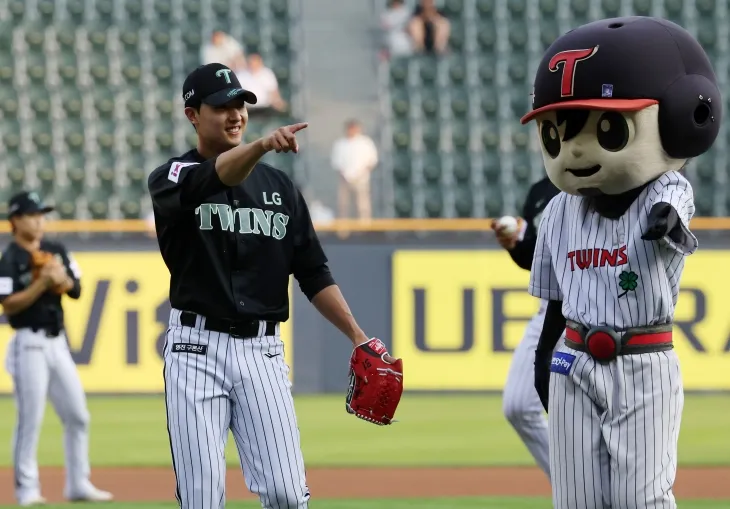 LG 트윈스 이정용이 17일 서울 잠실야구장에서 열린 2025 KBO리그 정규시즌 NC 다이노스와의 홈 경기를 앞두고 시구하고 있다. 뉴시스