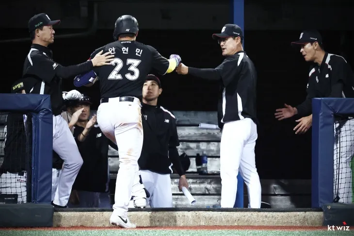 이종범 전 kt 위즈 코치가 지난달 14일 포항야구장에서 열린 2025 KBO리그 정규시즌 삼성 라이온즈와의 원정 경기에서 안현민과 하이파이브하고 있다. kt 위즈 제공