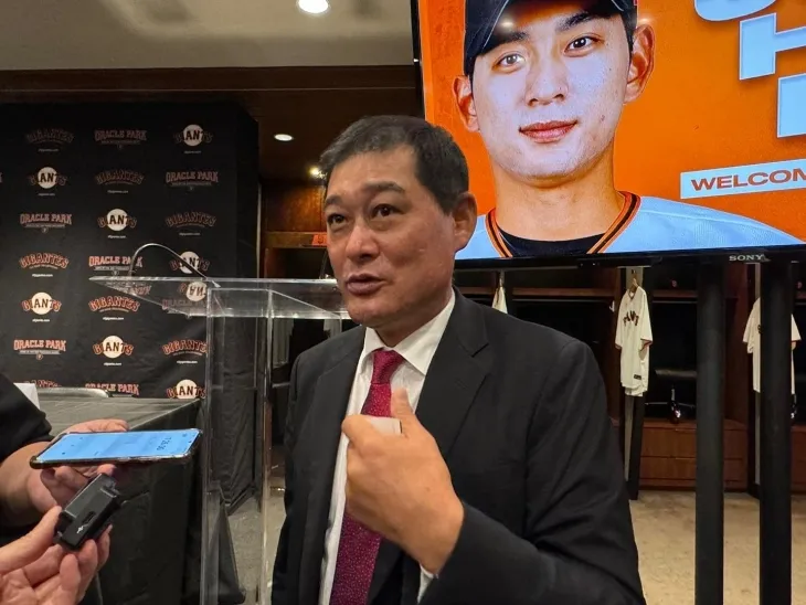 이종범 전 kt 위즈 코치가 2023년 12월 16일 미국 캘리포니아주 샌프란시스코 오라클파크에서 열린 이정후의 미국 프로야구 메이저리그(MLB) 샌프란시스코 자이언츠 입단식에서 소감을 밝히고 있다. 샌프란시스코 연합뉴스