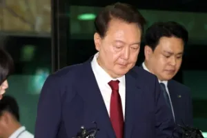 [포토] 윤석열 전 대통령, 15시간 특검 조사 후 귀가