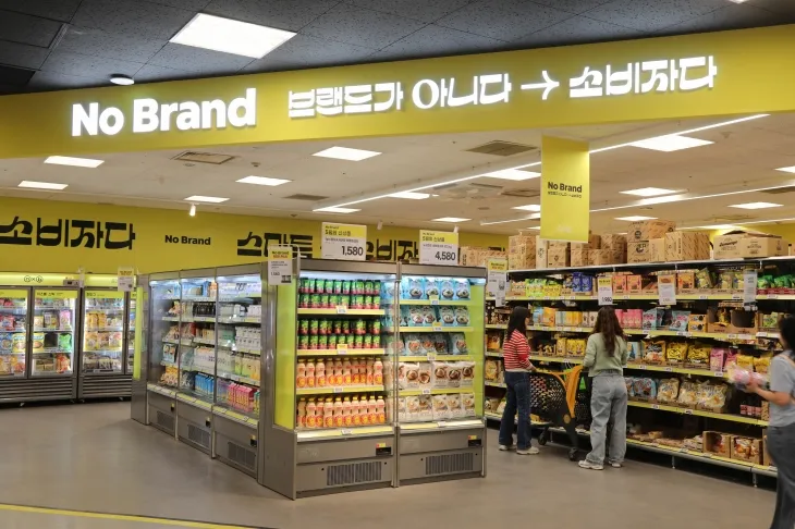 이마트 쇼핑객들이 노브랜드 제품들을 살펴보고 있다. 이마트 제공
