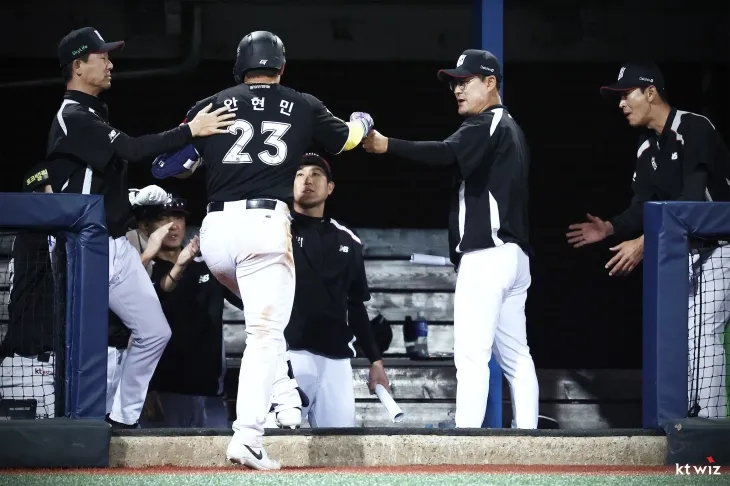 이종범 전 kt 위즈 코치가 지난달 14일 포항야구장에서 열린 2025 KBO리그 정규시즌 삼성 라이온즈와의 원정 경기에서 안현민과 하이파이브하고 있다. kt 위즈 제공
