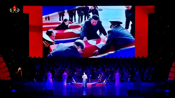 북한 조선중앙TV가 지난 29일 동평양대극장에서 방북 중인 올가 류비모바 러시아 문화부 장관이 참석한 가운데 열린 예술인 공연 중 무대 배경화면에 러시아 파병 북한군 전사자 유해 송환 장면을 30일 공개했다. 김정은 국무위원장이 ‘백두혈통’인 동생 김여정 노동당 부부장과 함께 전사자 시신을 인수하고 있다. 2025.6.30 조선중앙TV 화면 연합뉴스