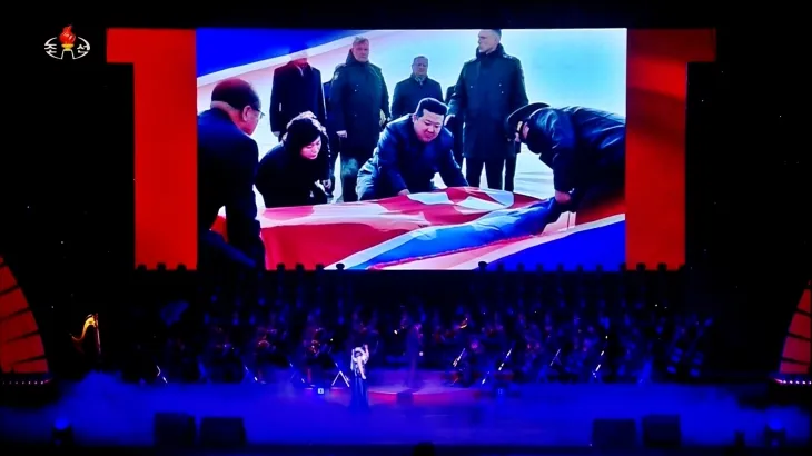 북한 조선중앙TV가 지난 29일 동평양대극장에서 방북 중인 올가 류비모바 러시아 문화부 장관이 참석한 가운데 열린 예술인 공연 중 무대 배경화면에 러시아 파병 북한군 전사자 유해 송환 장면을 30일 공개했다. 김정은 국무위원장과 최선희 외무상이 보인다. 2025.6.30 조선중앙TV 화면 연합뉴스