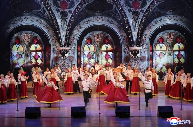 김정은, 러 장관 만나 공연관람