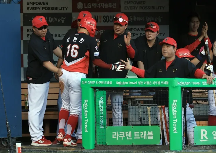 이범호 KIA 타이거즈 감독이 29일 서울 잠실야구장에서 열린 2025 KBO 리그 정규시즌 LG 트윈스와의 원정 경기에서 최원준을 환영하고 있다. 뉴스1