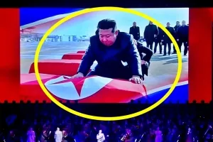 전사자 시신 앞 꿇어앉은 김정은 ‘침통’, 피묻은 편지도…러 파병군 최초 공개 [포착]