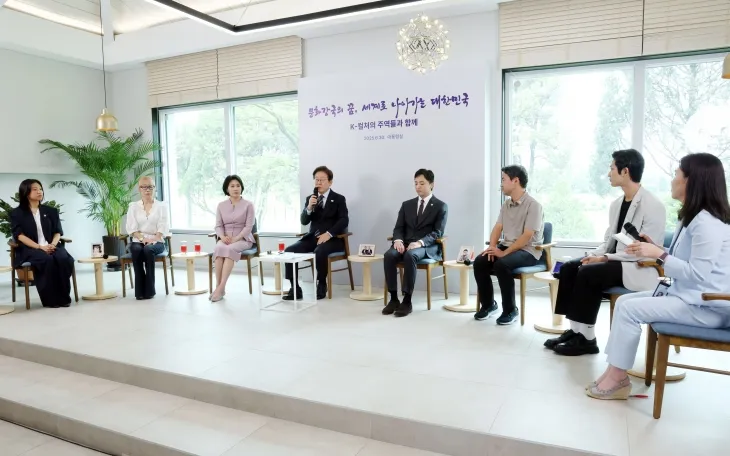 이재명 대통령과 김혜경 여사가 30일 서울 용산 대통령실 파인그라스에서 문화예술계 수상자들과 간담회를 하고 있다. 2025.6.30 [대통령실통신사진기자단]