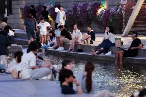 이번 주 내내 열대야·폭염… 청계천에 몰린 시민들