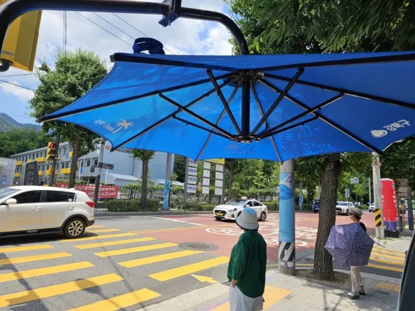 서울 강북구가 설치한 그늘막의 모습. 강북구 제공