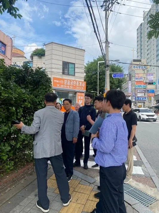 지난 30일 금천구 시흥동 263-15일대 및 시흥2공영 차고지 주변에서 보행자 및 운전자의 안전확보를 위한 민원 현장 합동점검을 실시한 최기찬 의원
