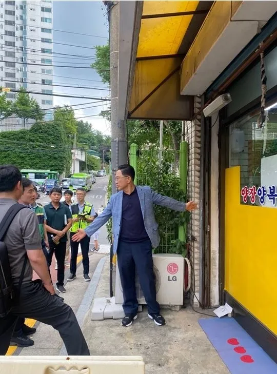 지난 30일 금천구 시흥동 263-15일대 및 시흥2공영 차고지 주변에서 보행자 및 운전자의 안전확보를 위한 민원 현장 합동점검을 실시한 최기찬 의원
