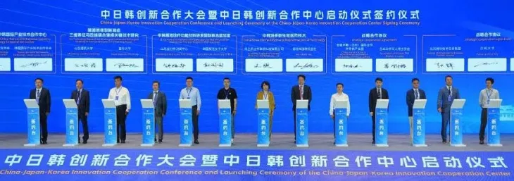 ‘2025 한중일 청년 혁신 협력 매칭대회’ 전략 MOU 기념사진. 리송즈(오른쪽부터) 한중디지털연구소 대표, 이정훈 한성대 산학협력단장, 장장 베이징국제기술교류얼라이언스 이사장.