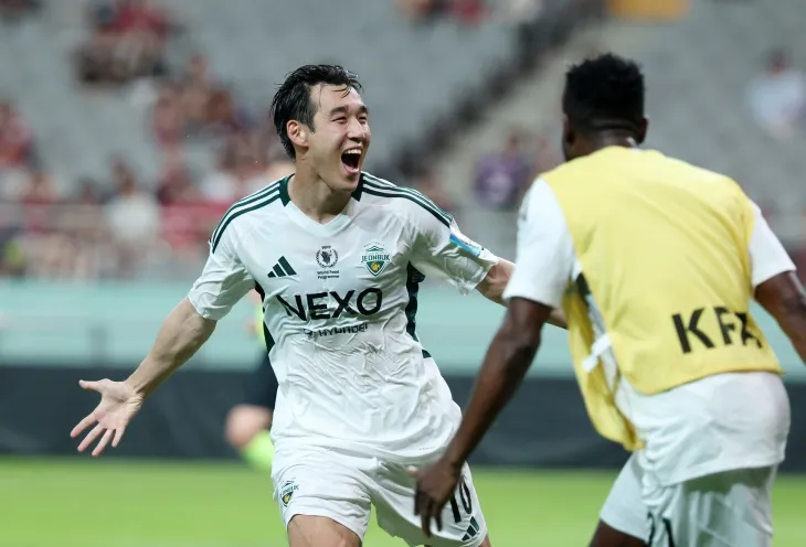 2일 오후 서울 마포구 서울월드컵경기장에서 열린 2025 하나은행 코리아컵 8강 전북 현대 모터스와 FC 서울의 경기 후반전, 전북 현대 송민규가 골을 넣고 기뻐하고 있다. 2025.07.02. 뉴시스