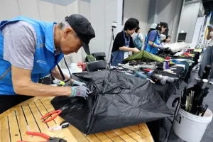 [포토] 망가진 우산 고쳐쓰기