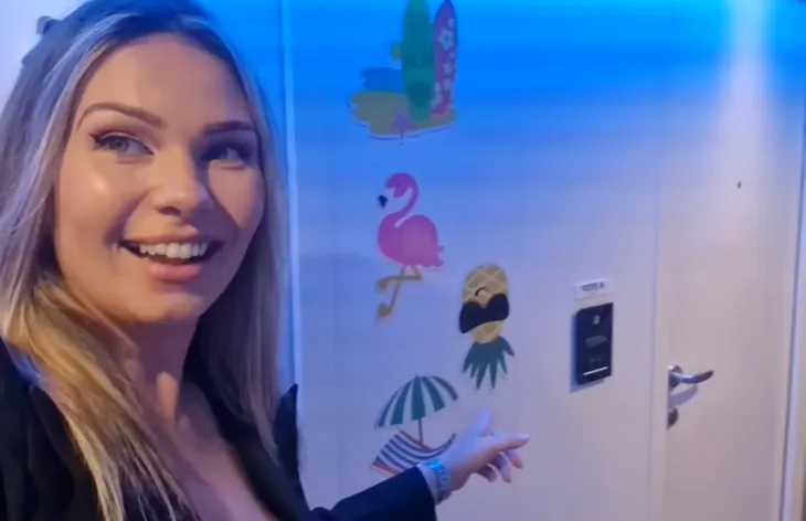 크루즈 여행 중 일부 승객들이 착용하는 ‘검은 반지’와 ‘파인애플 장식’이 단순한 패션이 아닌, 특정한 의미를 지닌 신호로 사용된다는 전직 승무원의 주장이 눈길을 끌고 있다. 유튜브 캡처