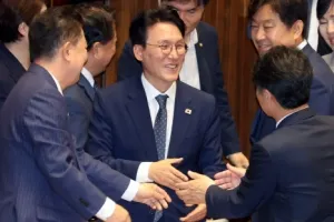[포토] ‘국회 인준’ 축하받는 김민석 국무총리 후보자