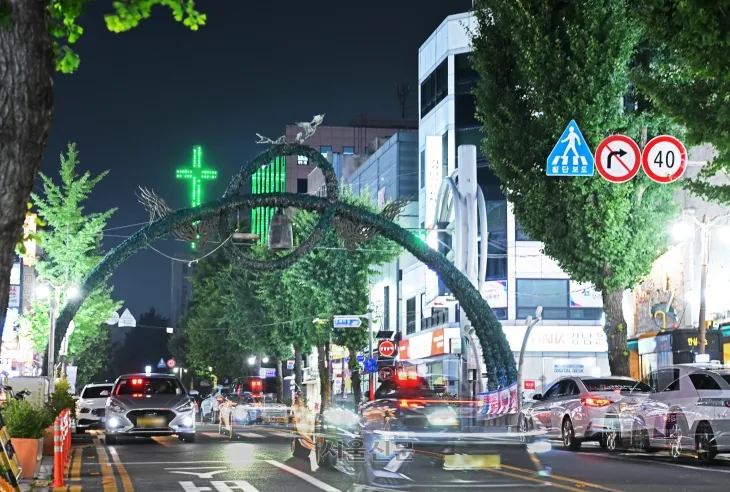 근현대의 수많은 인물들이 거닐던 불종거리.