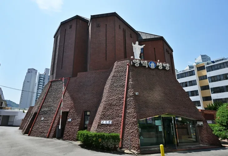 ‘바위산에 핀 수정꽃’ 양덕성당의 외부 모습이다. 전설로 남은 건축가 김수근과 현재 한국을 대표하는 건축가 승효상이 함께 지었다.