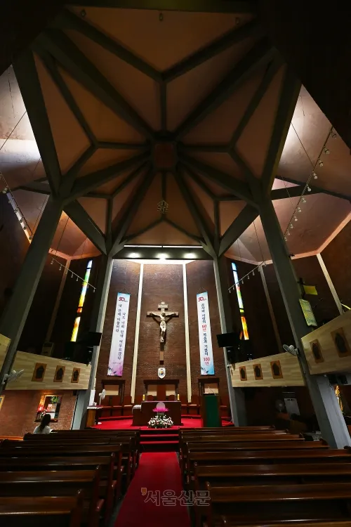 ‘바위산에 핀 수정꽃’ 양덕성당의 내부 모습이다. 전설로 남은 건축가 김수근과 현재 한국을 대표하는 건축가 승효상이 함께 지었다.