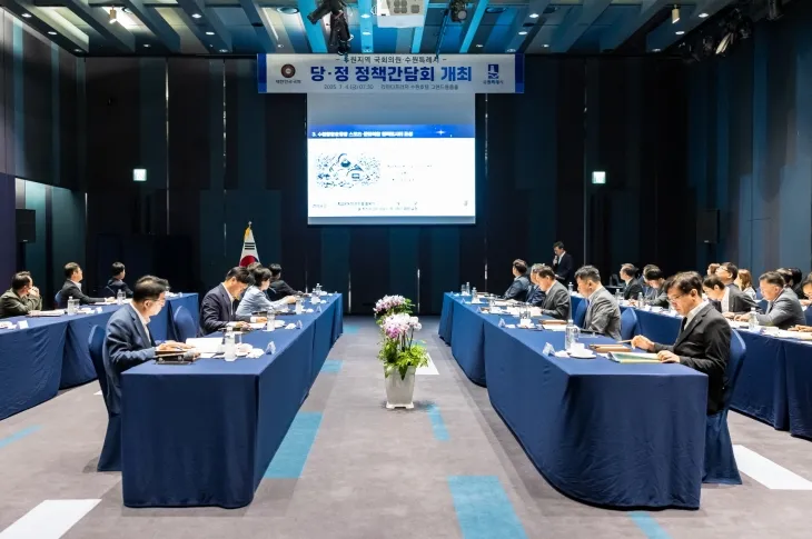 4일 이재준 시장과 수원 지역 국회의원들이 라마다프라자수원호텔에서 당정 정책간담회를 갖고 있다. (수원시 제공)